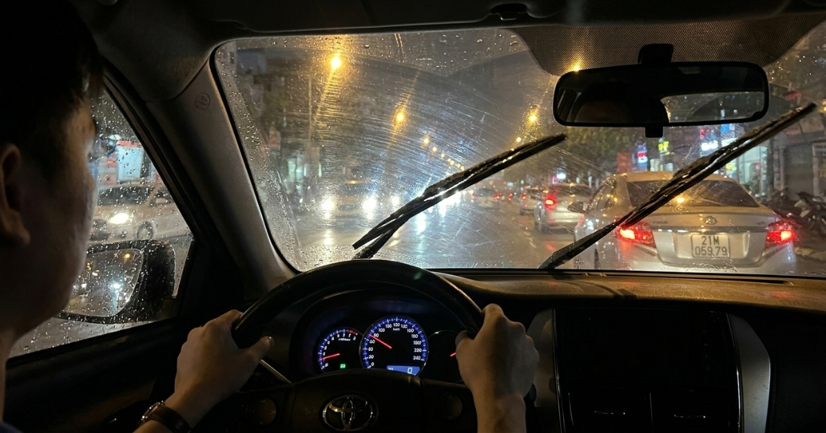 Lưỡi gạt không có lớp phủ bảo vệ dễ gây xước kính lái